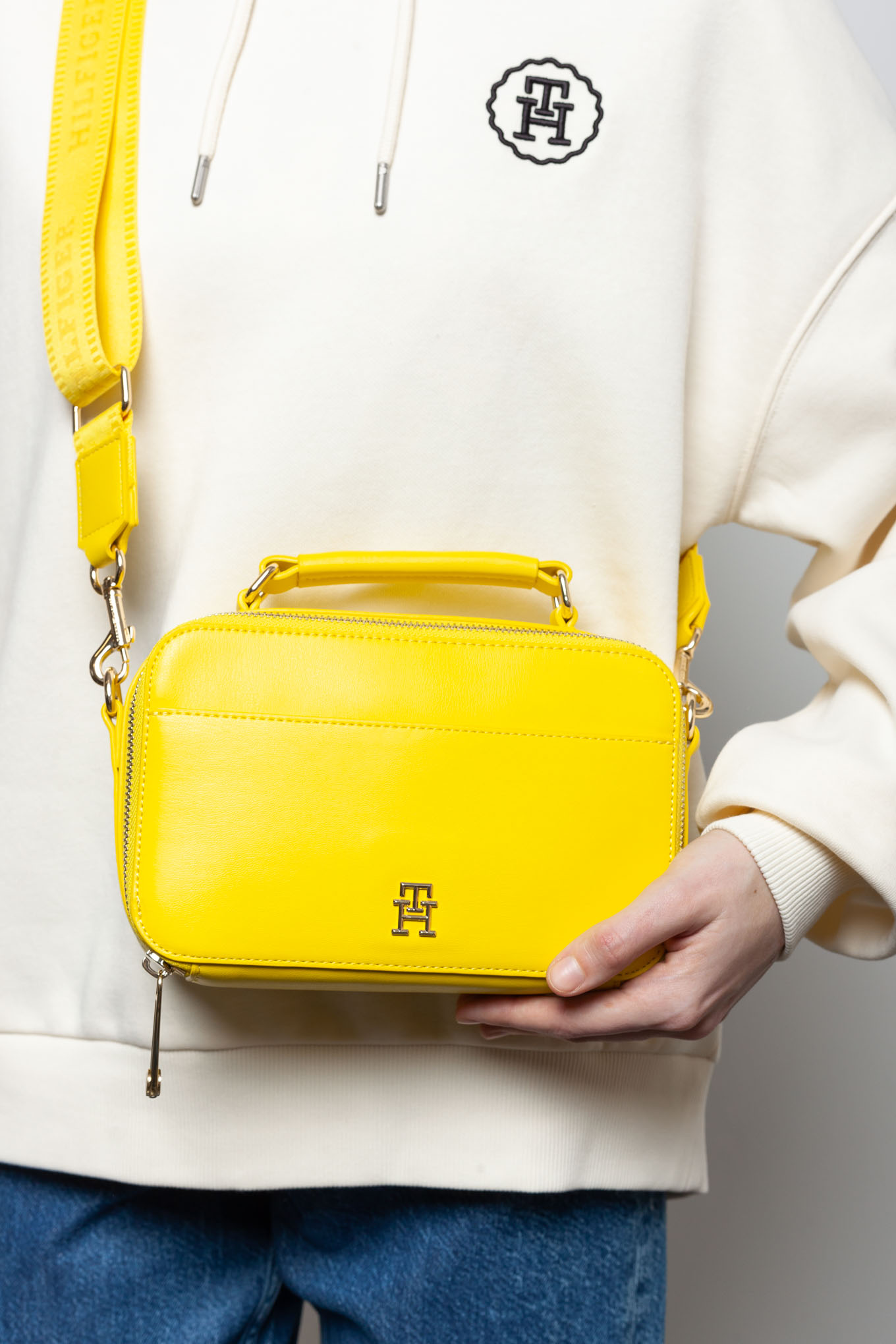 сумка в модном желтом цвете