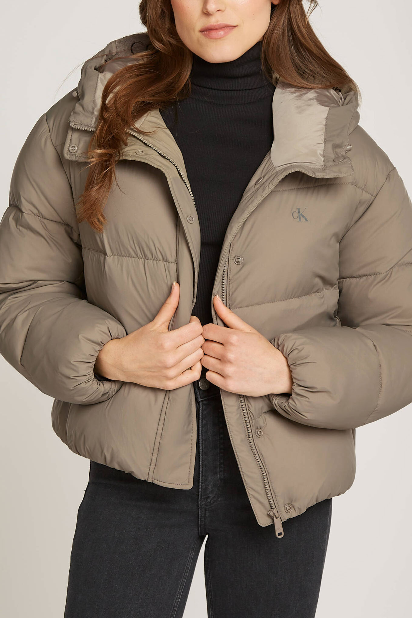 CALVIN KLEIN LOGO SHORT HOODED PUFFER J20J224112 Calvin Klein