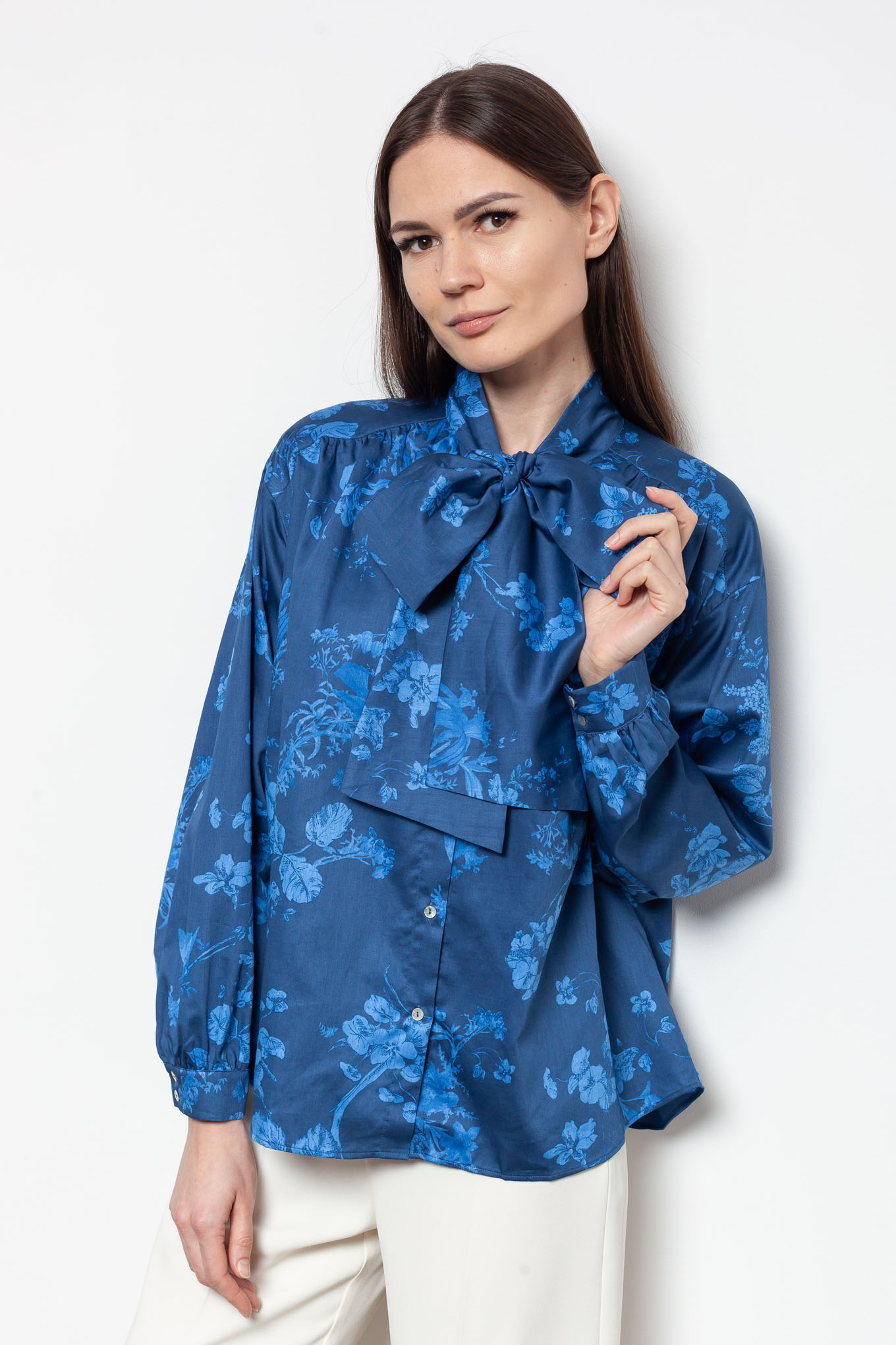 блузка в трендовом синем цвете 2024