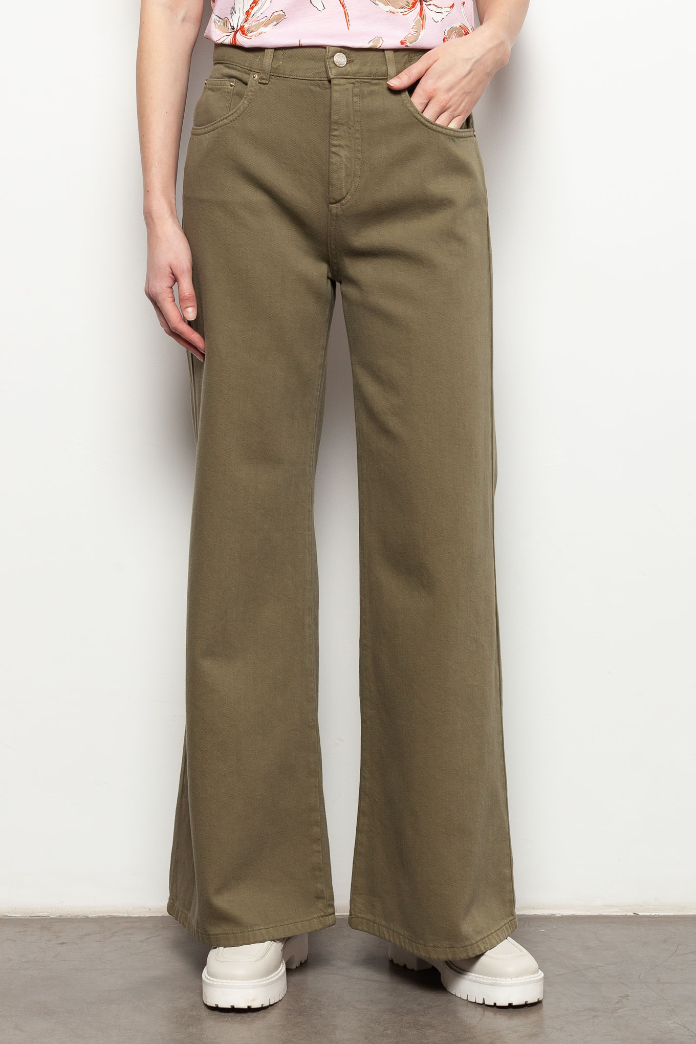 женские брюки оливкового цвета лето 2024