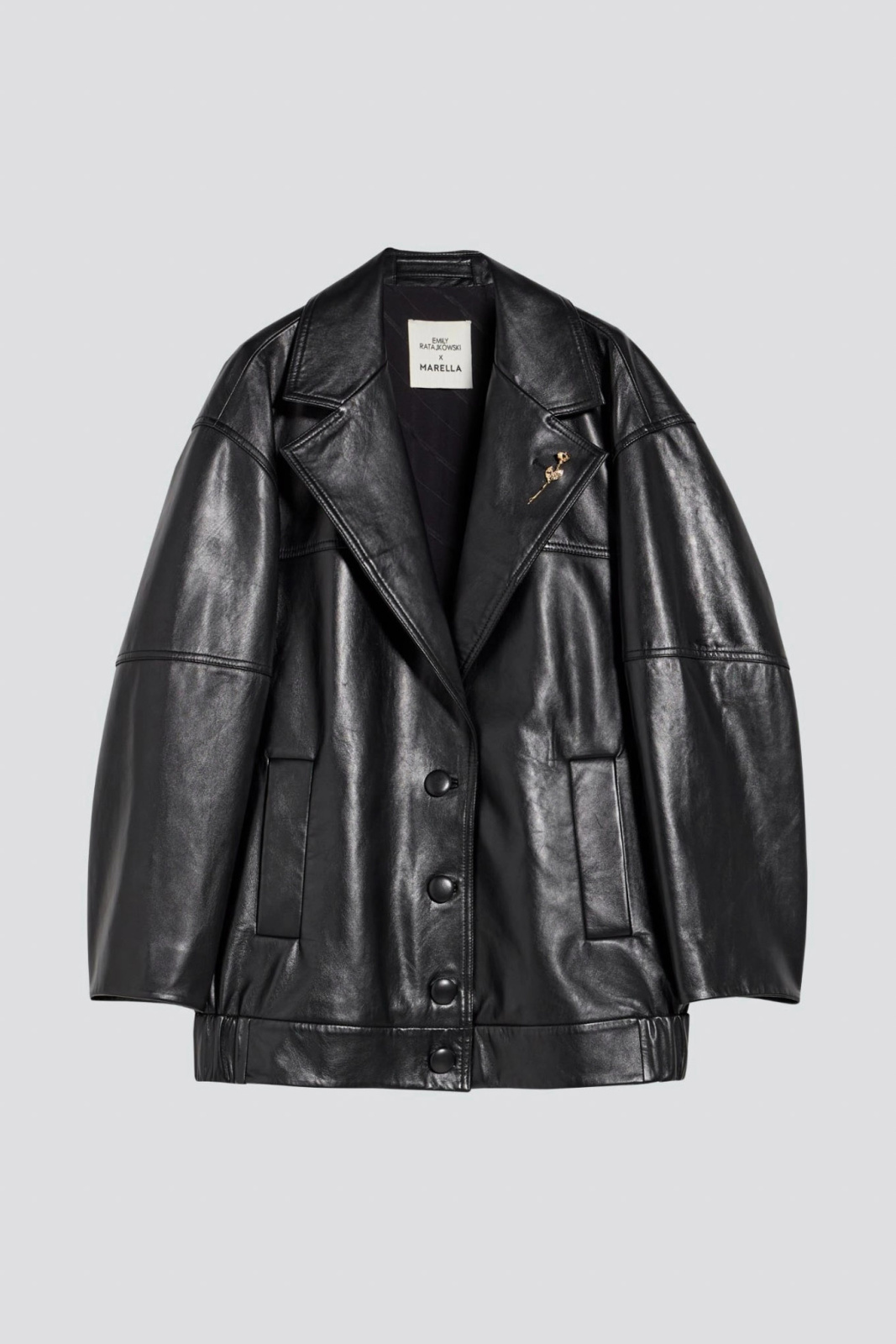 кожаная куртка в стиле power dressing в моде летом 2025