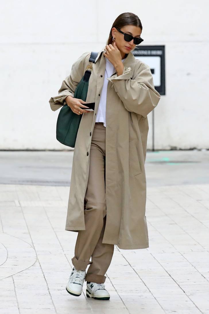 Хайли Бибер в бежевом тренче