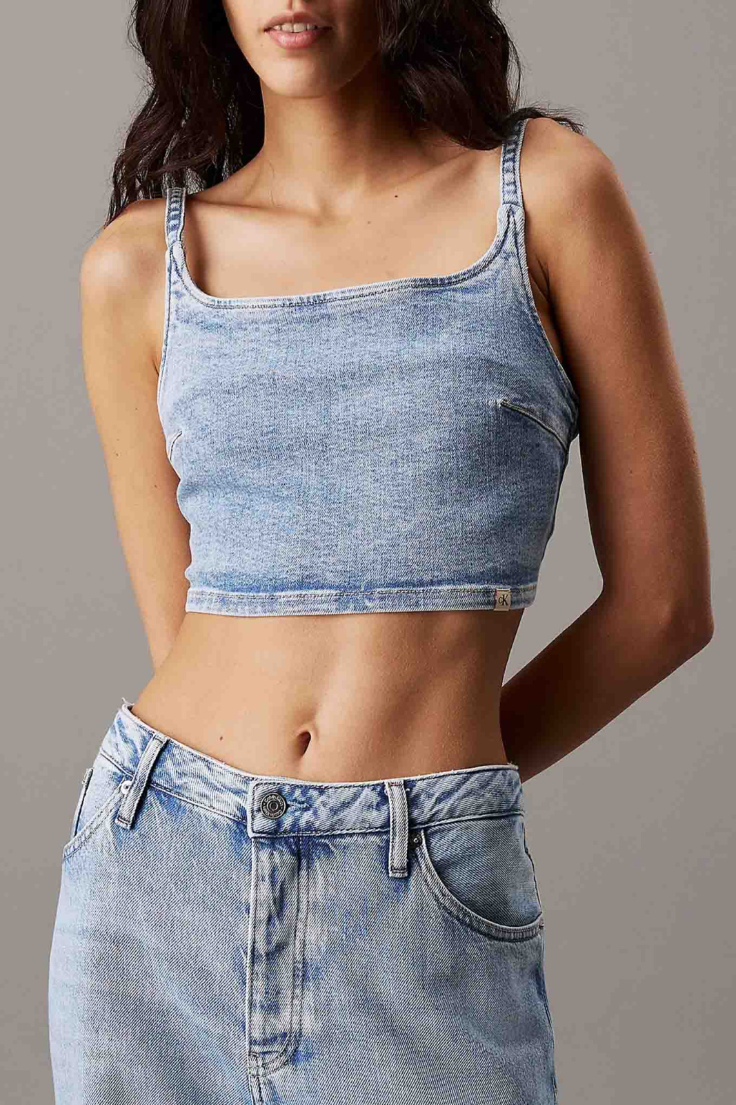 джинсовый топ женский в тренде лето 2025