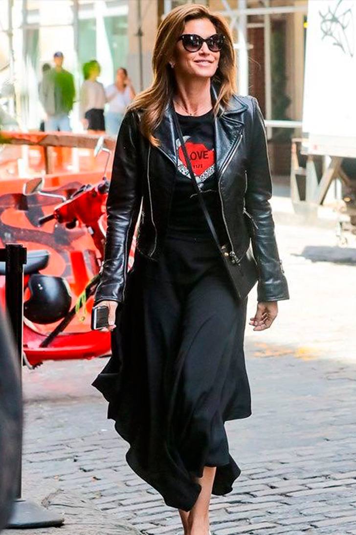 Кайя Гербер в кожаной куртке