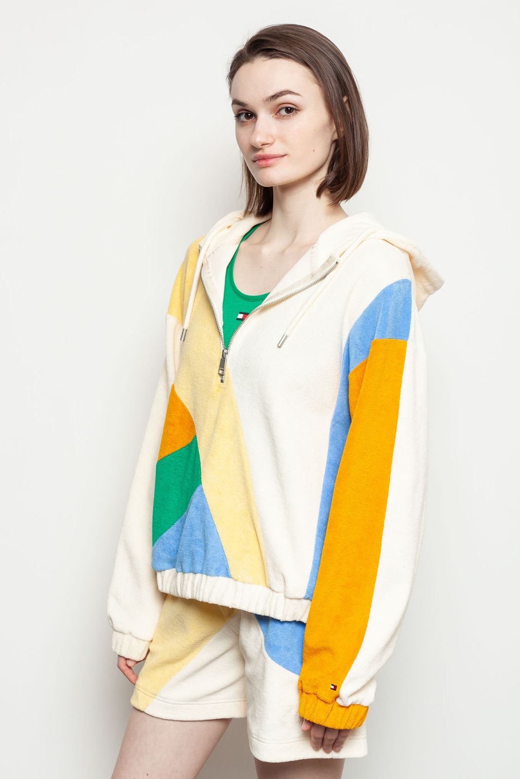 толстовка в стиле color block в тренде летом 2025