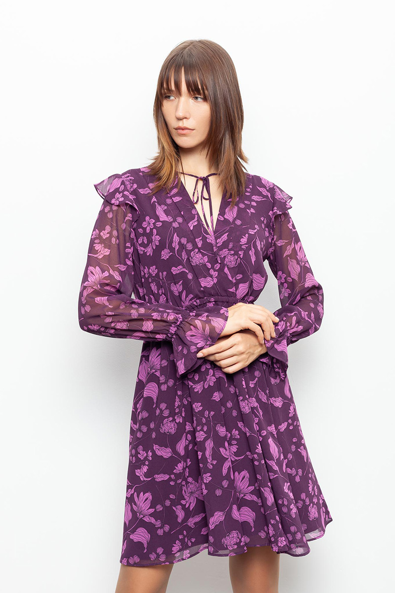 бордовое платье в готическом стиле с цветами